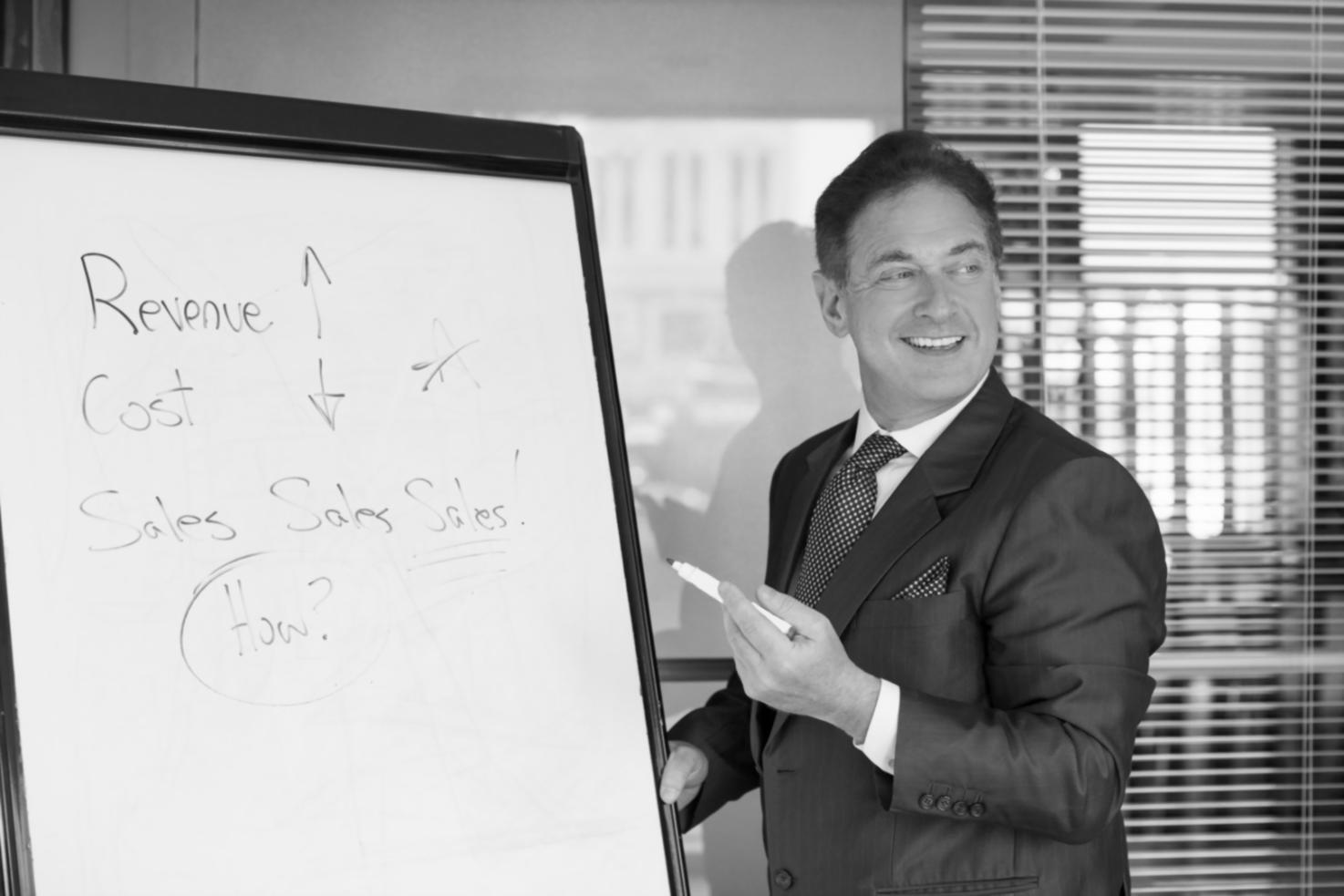 Personne analysant ses finances personnelles sur ordinateur